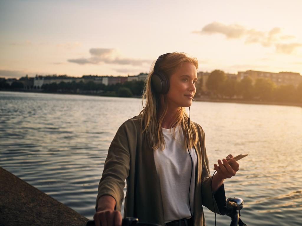 Woman holding phone L